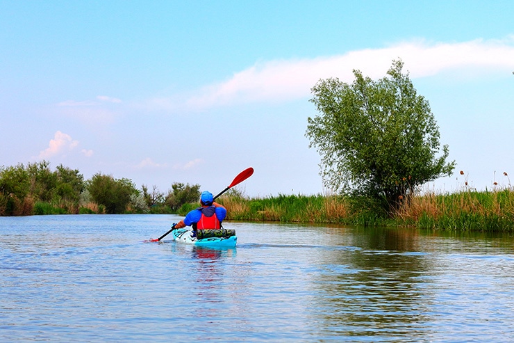 what does tracking mean in kayaking featured